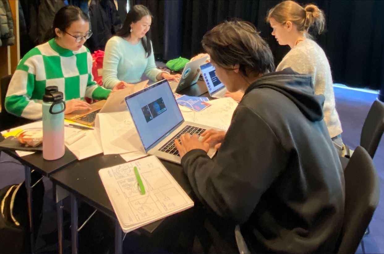 Trâm làm việc cùng đội quốc tế trong cuộc thi Talent Hackathon