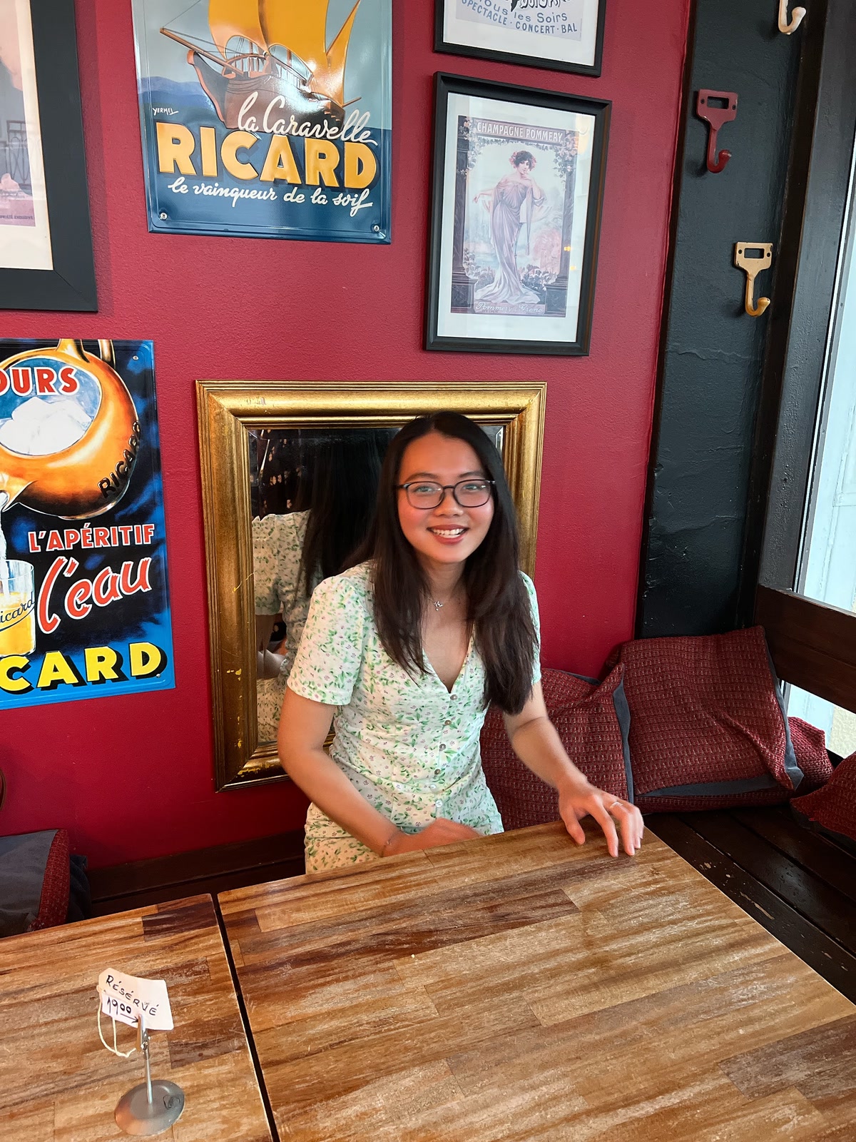 Trâm trong một quán bistro ở Pháp