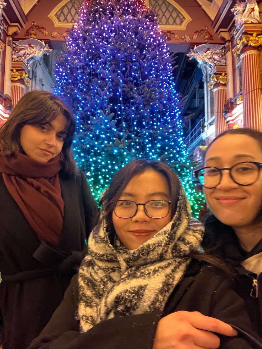 Trâm cùng hai người bạn bên cây thông Noel