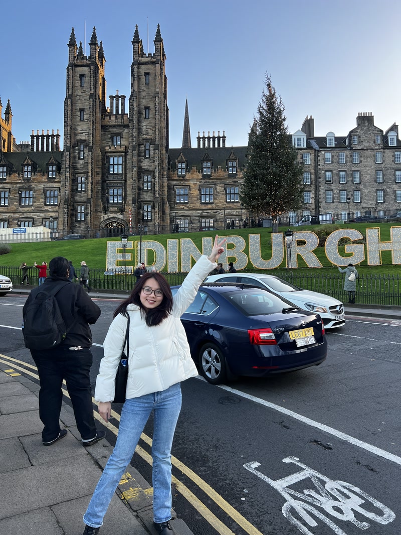 Trâm trước biển chữ EDINBURGH ở Scotland