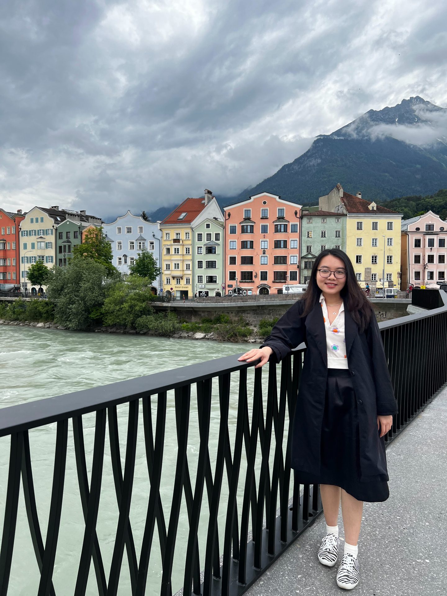 Trâm bên cây cầu nhìn ra phố cổ Innsbruck, Áo
