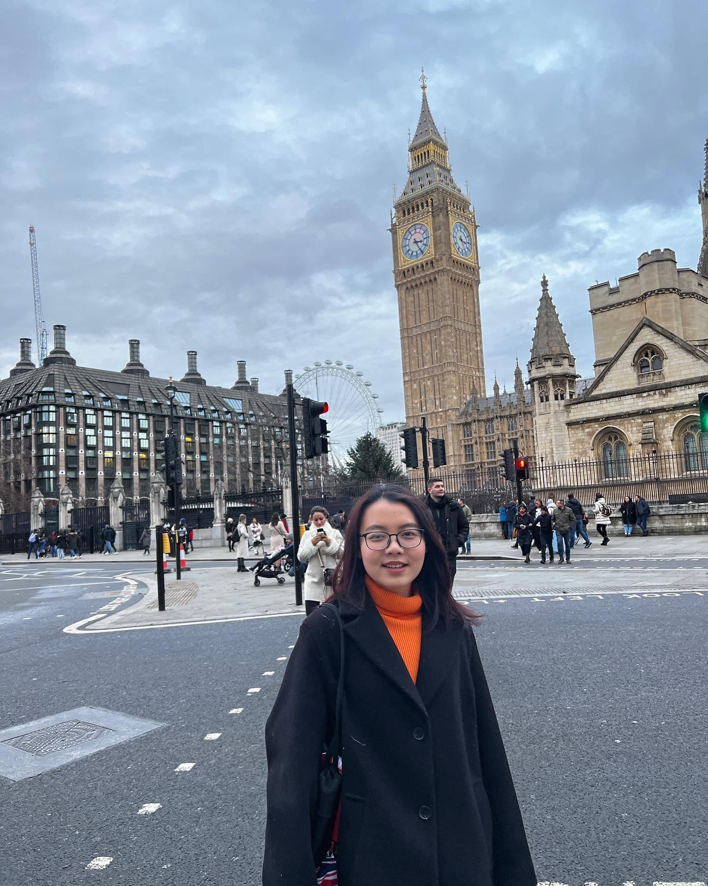 Trâm Nguyễn, giáo viên SkillRise, đứng trước Big Ben ở London