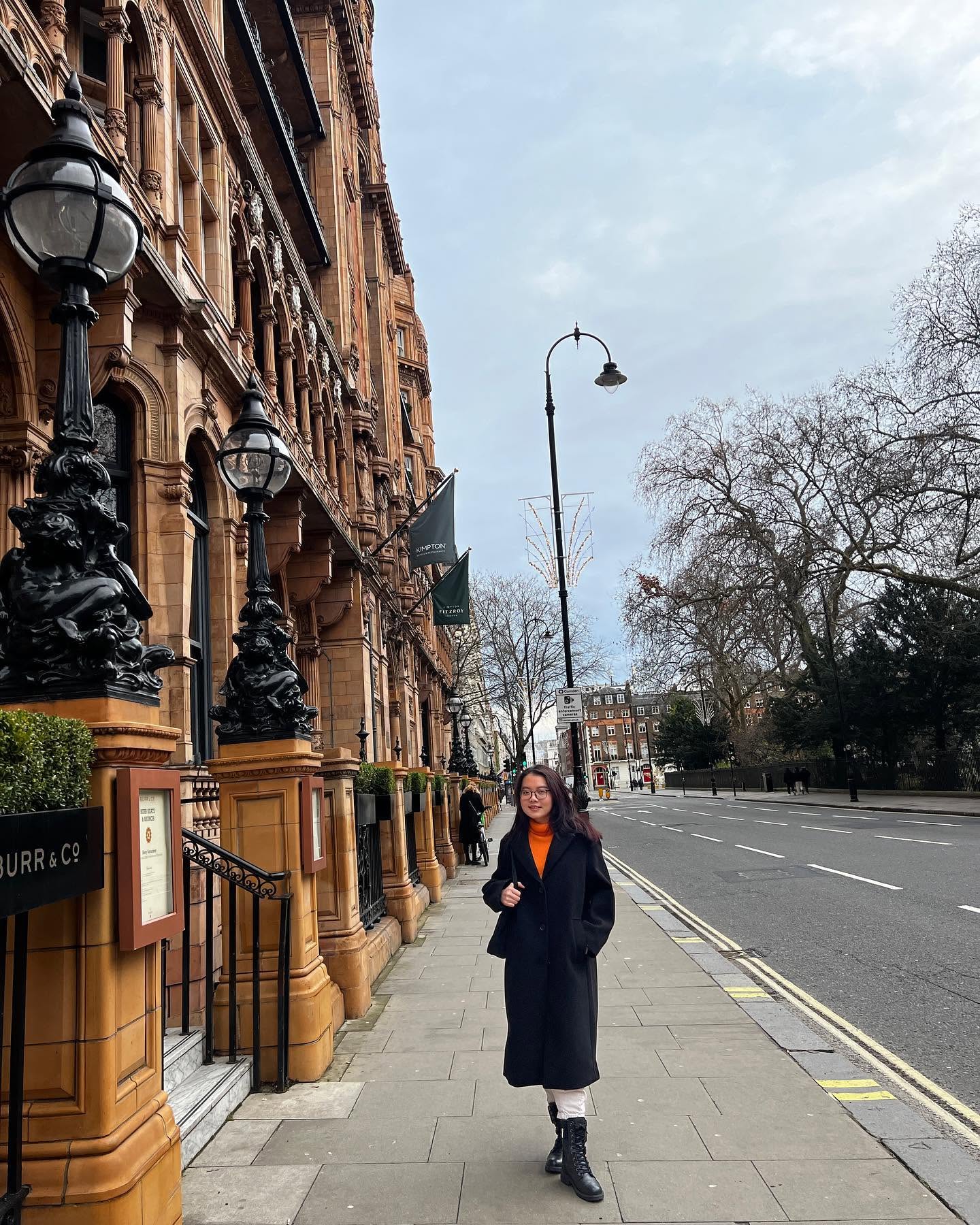 Trâm Nguyễn trên một con phố ở London