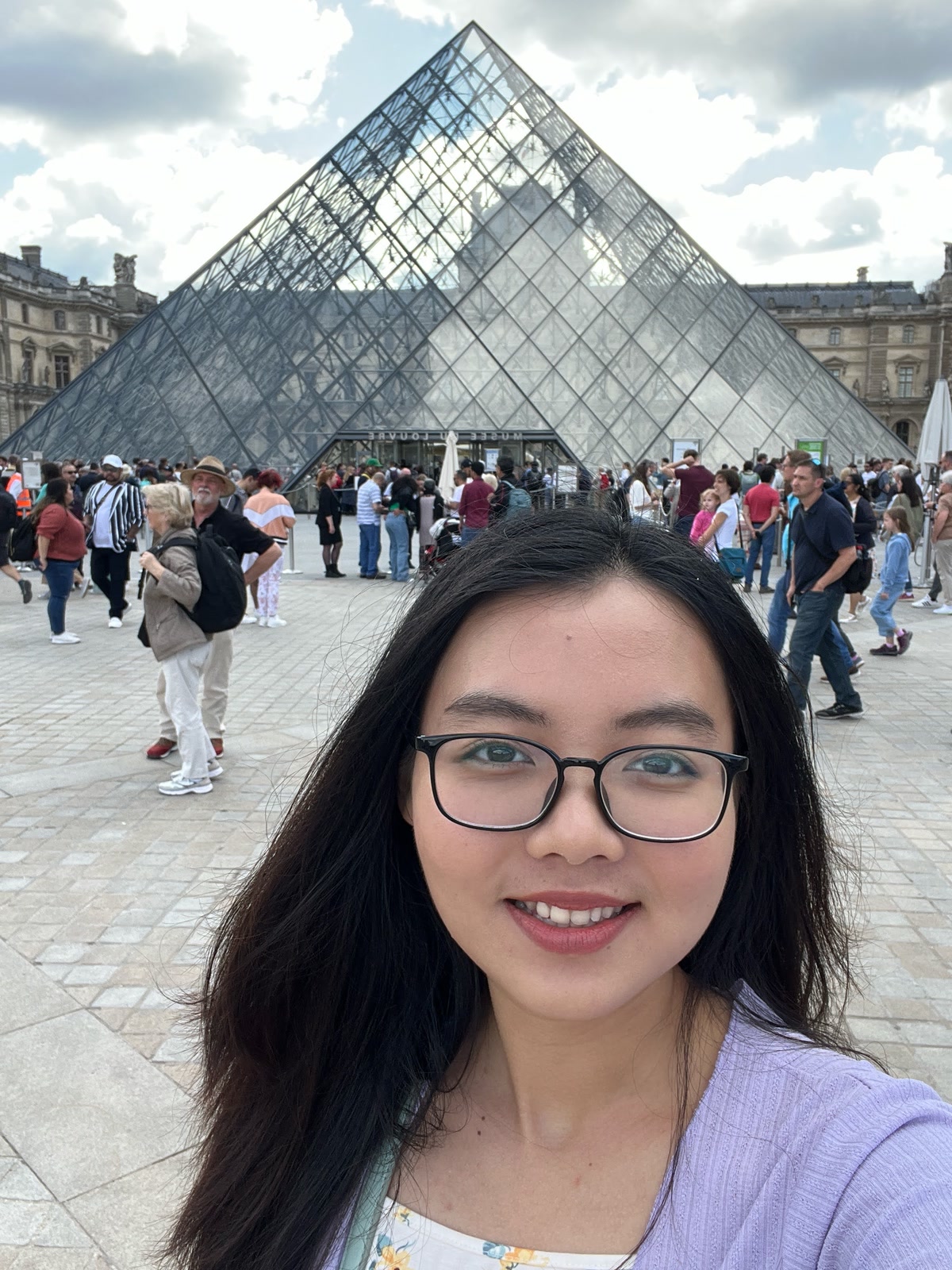 Trâm trước bảo tàng Louvre, Paris