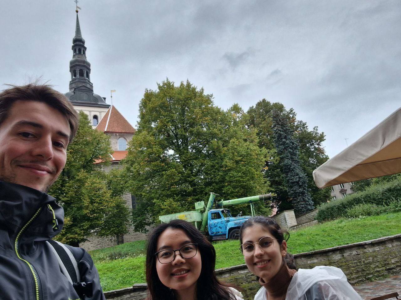 Trâm cùng bạn bè quốc tế ở phố cổ Tallinn, Estonia