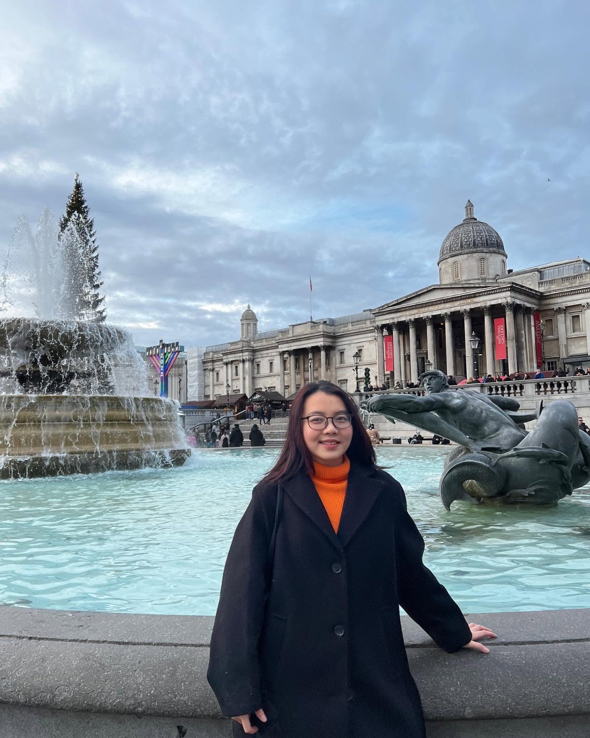 Trâm bên đài phun nước quảng trường Trafalgar, London