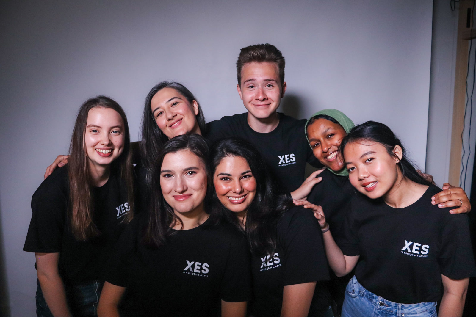 Trâm cùng team XES Helsinki, đồng nghiệp quốc tế mặc áo đồng phục XES